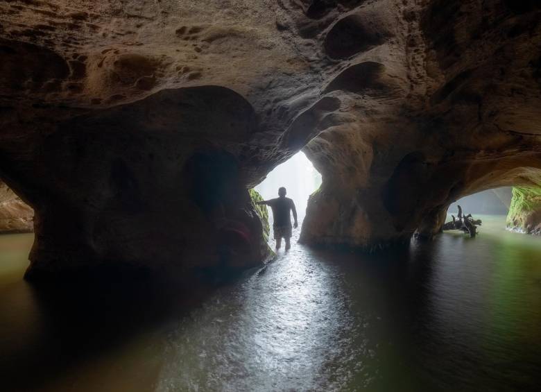 Interior de la caverna que se encuentra al rededor de la cascada El Santuario. FOTO: @luismunozfotografia