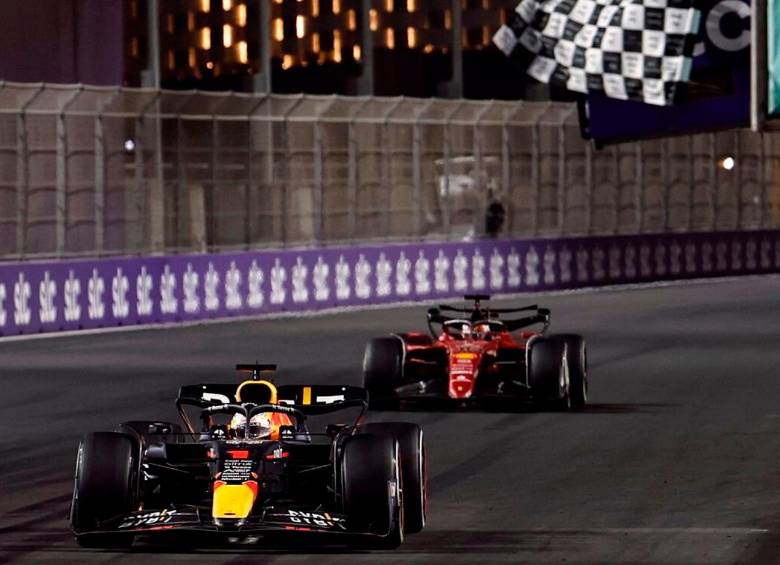 Max Verstappen y Charles Leclerc fueron protagonistas en el GP Arabia Saudita disputado en el mes de marzo. FOTO EFE