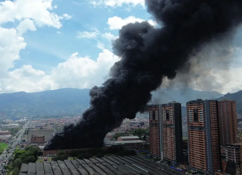 El incendio se desató en una empresa de bicicletas. FOTO: Manuel Saldarriaga