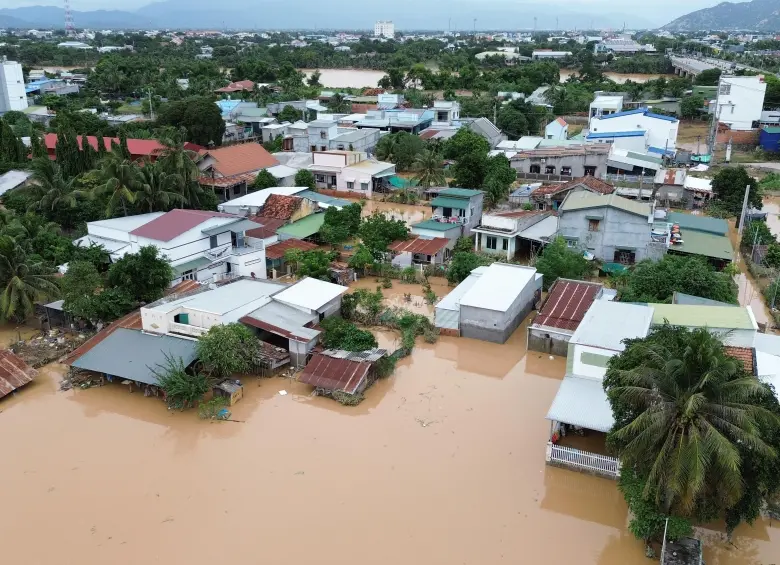 Vista aérea tomada con un dron del 22 de noviembre de 2025 de viviendas inundadas, en la provincia de Khanh Hoa, Vietnam. FOTO: Xinhua