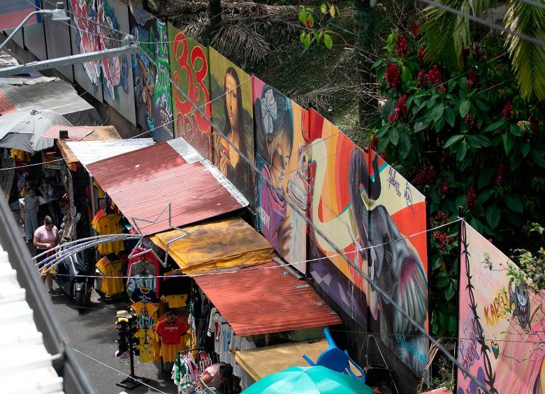 Líderes comunitarios, guías, artistas y la Alcaldía trabajan en estrategias para ordenar el turismo en la Comuna 13, con el objetivo de equilibrar el desarrollo económico, la convivencia y la preservación de la historia del barrio. FOTO THOR AMAYA