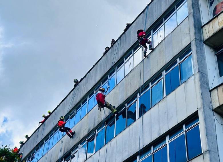 Los bomberos se descolgaron por las ventanas del hospital infantil San Vicente Fundación para alegrar la Navidad de los niños. FOTO: Cortesía Alcaldía de Medellín