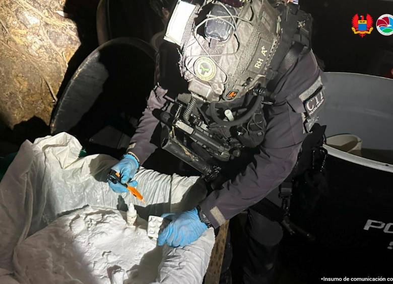 En un laboratorio rústico ubicado en Santa Rosa del Sur, Bolívar, hallaron 4,6 toneladas de cocaína y 744 kilos de pasta de coca, listas para la exportación. FOTO cortesía de fiscalía.