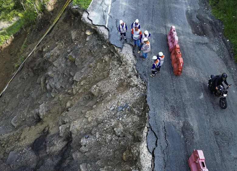 Cierre del paso por el sector de La Sinifaná tiene en jaque la movilidad en el Suroeste de Antioquia. Foto: Manuel Saldarriaga Quintero