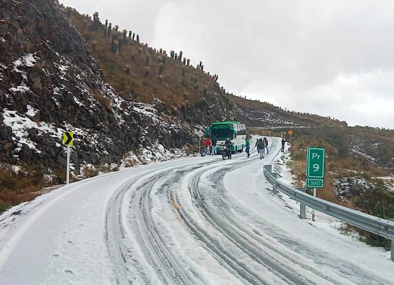 La vía quedó completamente cubierta de granizo. FOTO FACEBOOK Dany Sneider Gonzalez