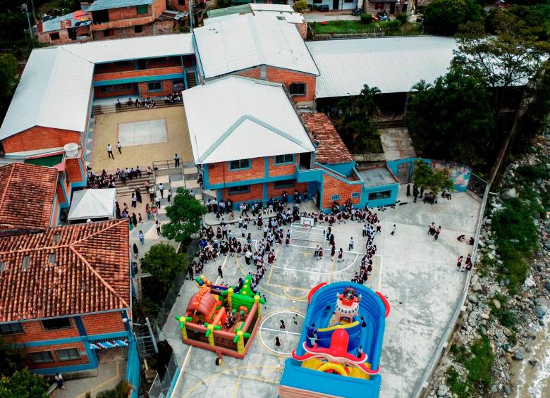 (En video) ¡Qué bichota! Karol G reconstruyó el colegio donde estudió en Medellín