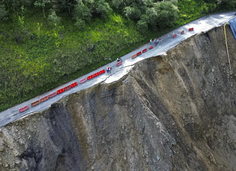 Así quedó la vía La Sinifaná luego de que la quebrada se fuera llevando el talud que sostenía la carretera. Hoy el tramo está completamente cerrado pues el único carril que quedó, peligra. Foto: Manuel Saldarriaga Quintero