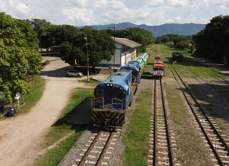 Con una inversión estimada de $3,4 billones y la rehabilitación de 522 kilómetros de vía férrea, avanzamos en la modernización de la infraestructura ferroviaria, la operación de trenes de carga y el fortalecimiento de la logística nacional, reduciendo costos, tiempos y emisiones para impulsar la competitividad y el comercio exterior.