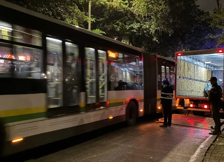 Las autoridades hicieron una redada para garantizar el respeto por el carril exclusivo del Metroplús. FOTO: Cortesía Alcaldía de Medellín