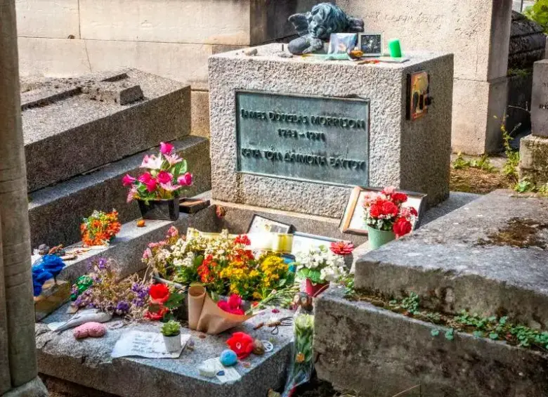 Esta es la tumba del cantante Jim Morrison, una de las más visitadas del cementerio Père-Lachaise. FOTO Getty