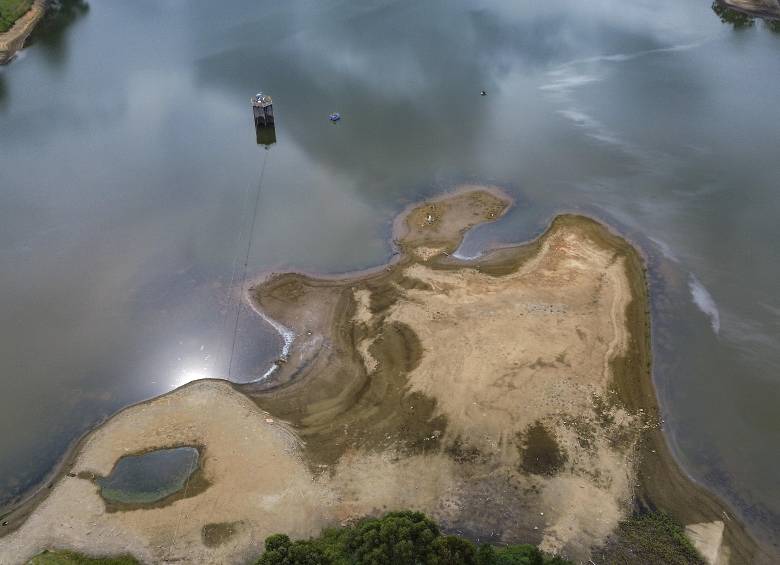 La represa La Fe también ah sudrido los embates del sol. El retroceso del espejo de agua hace aparecer más playas. Foto: Manuel Saldarriaga Quintero.