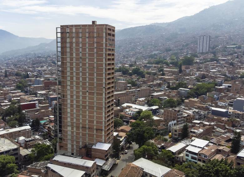 El edificio Berlín, en Aranjuez, tiene licencia para construir 31 pisos, 180 viviendas, cuatro locales comerciales, ocho oficinas y solo 15 parqueaderos para carros. En el primer piso funciona un D1. FOTO Camilo Suárez.