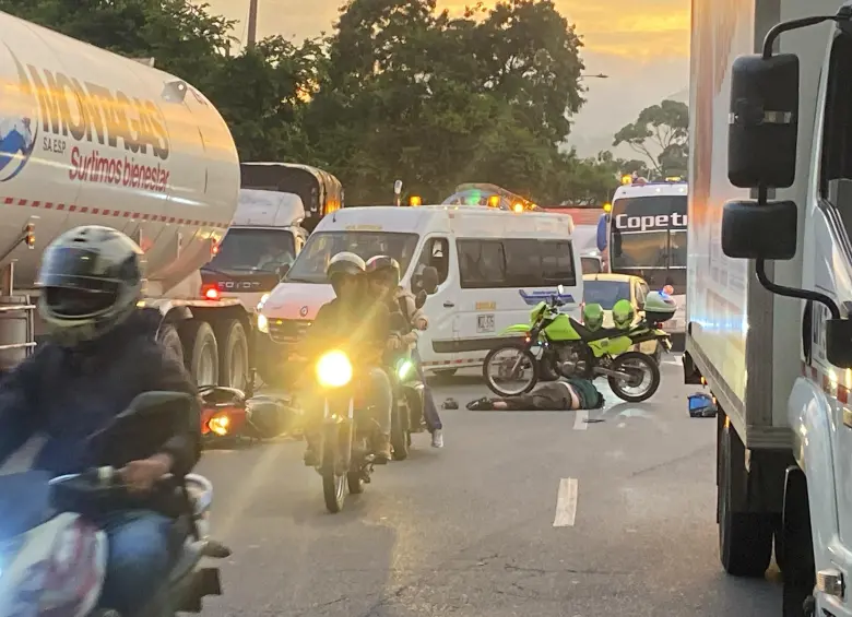 Accidente en la Avenida Paralela por el puente de la Madre Laura. FOTO: EL COLOMBIANO