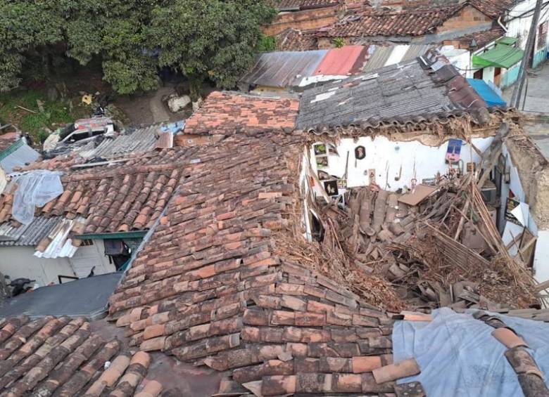 El desplome de la casa destruyó la parte delantera de la vivienda afectando la sala, el comedor y tres habitaciones. FOTO: Cortesía de Alcaldía. 