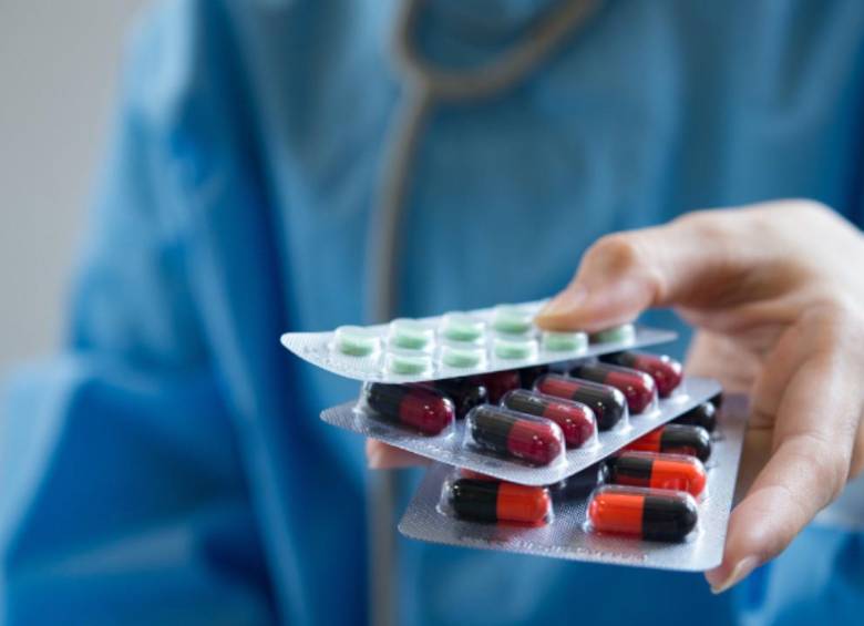 Medicamento japones hace crecer los dientes. Foto de referencia Imagen de jcomp en Freepik