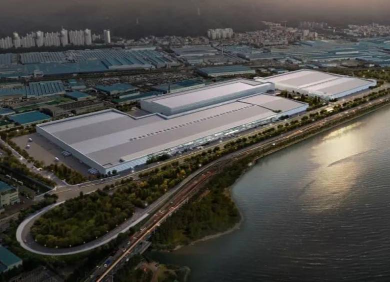 La planta de Hyundai en Ulsan, Corea del Sur, ensambla cerca de 1,5 millones de vehículos al año y cuenta con infraestructura propia para fabricar componentes, exportar automóviles y ampliar la producción de modelos eléctricos. FOTO: Hyundai. 