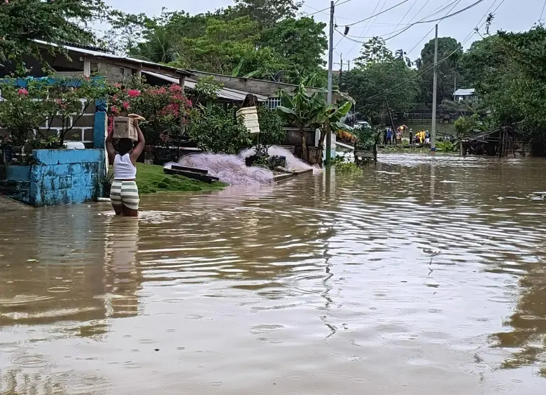 En el municipio de San Juan de Urabá las calles están totalmente inundadas. La Alcaldía declaró Urgencia Manifiesta y Calamidad Pública y se pidió la evacuación inmediata a las familias que viven aledaño al río San Juan de Urabá. FOTO: Cortesía Alcaldía de San Juan de Urabá