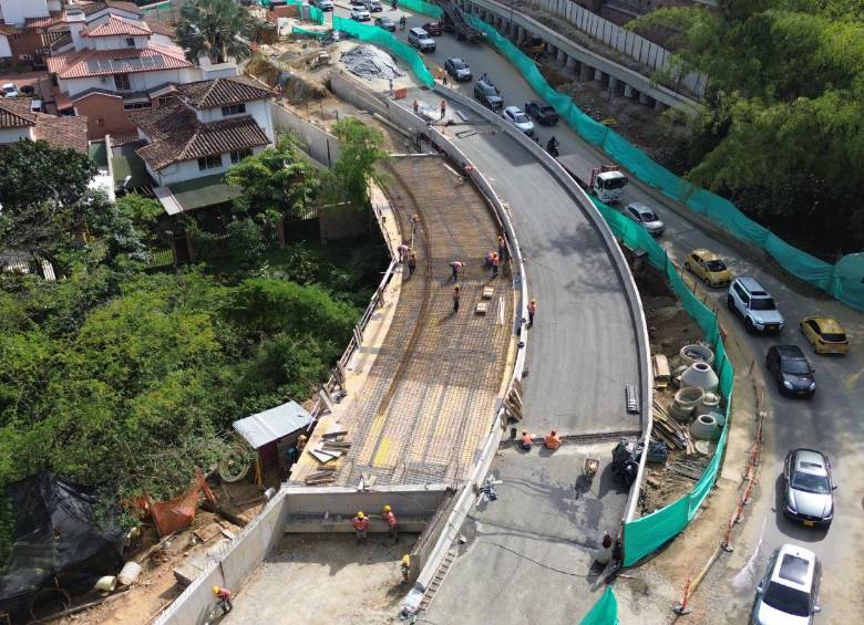 La obra que se entrega permitirá mantener la conexión vial durante la demolición del puente existente y la construcción de la nueva estructura, mientras avanzan las demás actividades para la ejecución de los otros puentes que conformarán este intercambio vial. Foto: Cortesía.