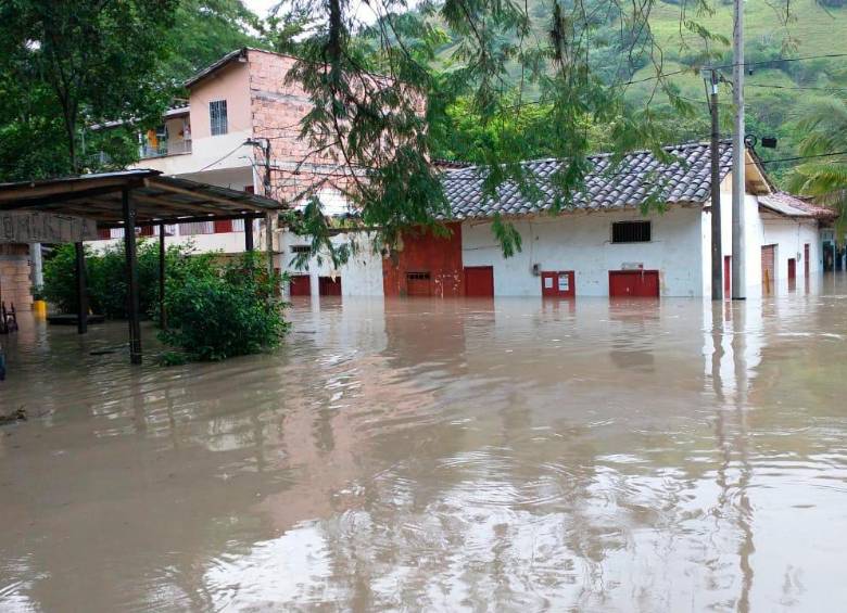 El agua subió casi hasta los techos de las casas. Las familias tuvieron que ser trasladadas a albergues mientras se soluciona la emergencia. FOTO: Cortesía Alcaldía de Venecia.