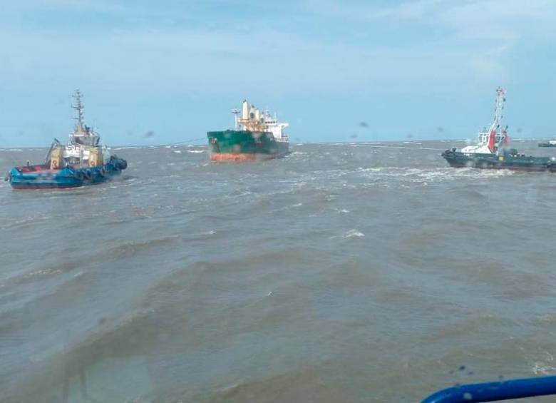 Emergencia en Puerto de Barranquilla: buque que viajaba con más de 21.000 toneladas está atorado en el mar