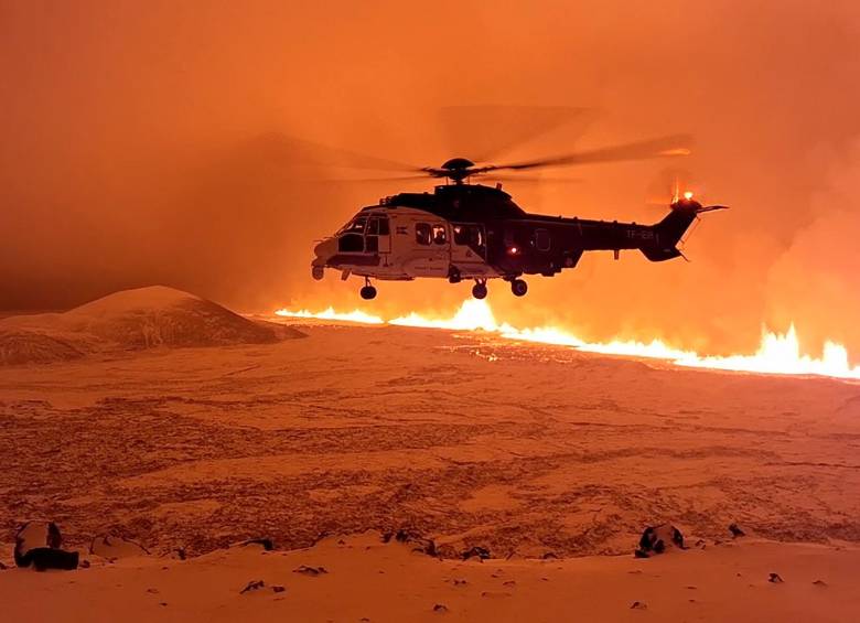 Un helicóptero de la Guardia Costera de Islandia sobrevolando una erupción volcánica en la península de Reykjanes. FOTO AFP