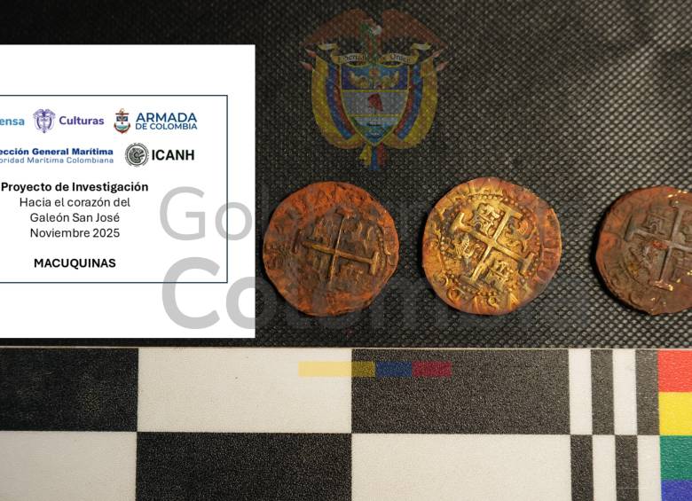 Las tres macuquinas (monedas) recuperadas del emblemático galeón español San José. Foto: @mincultura