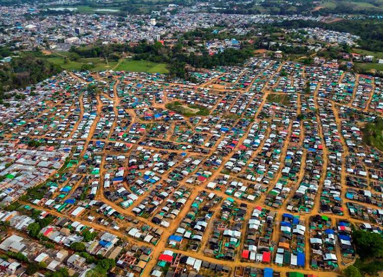 Apenas ha pasado un año desde el Domingo de Ramos cuando empezó la invasión de la hacienda Santa Elena en Caucasia, la más grande del país, y lo que eran miles de carpas verdes y negras sostenidas por palos de madera donde colgaban hamacas, ahora es una extensión de la capital del Bajo Cauca antioqueño. Foto: Camilo Suárez Echeverry 