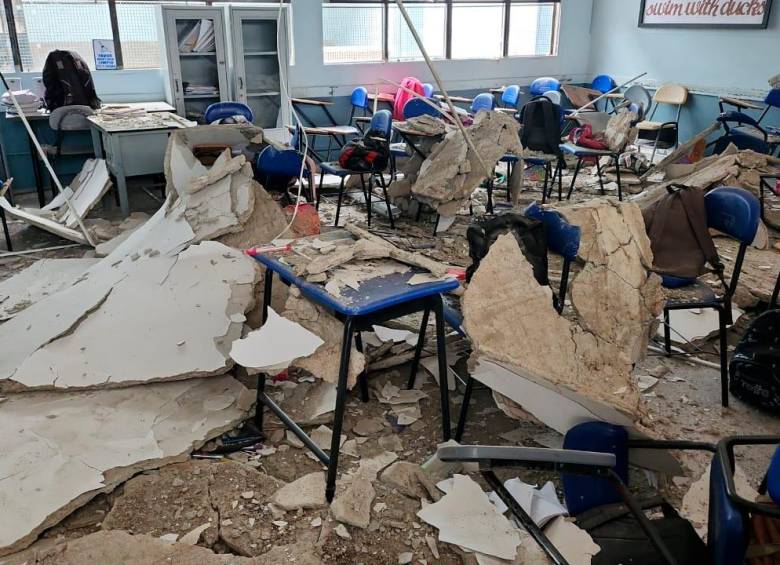 Los pupitres de la sala de inglés quedaron cubiertos con los pedazos del techo, mientras los 15 alumnos lesionados fueron sacados de la institución. FOTOS cortesía denuncias antioquia