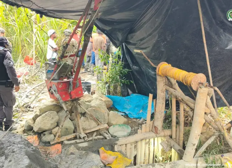 Los elementos utilizados para la extracción ilegal de oro fueron incautados durante el operativo. Foto: Fiscalía General de la Nación