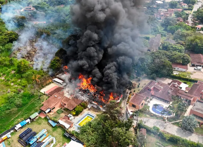 El incendio afectó tres inmuebles de la vereda San Diego, en Girardota. FOTO: CORTESÍA ALCALDÍA