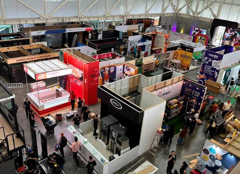 Montaje de Entre Panes 2026 en Plaza Mayor Medellín, donde 120 proveedores participarán en la feria B2B de la industria gastronómica colombiana. FOTO cortesía