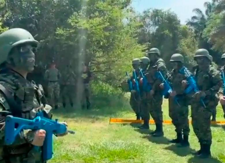Claudia López fue elegida como la comandante del pelotón de los políticos aprendices de tácticas militares. FOTO CAPTURA DE PANTALLA 