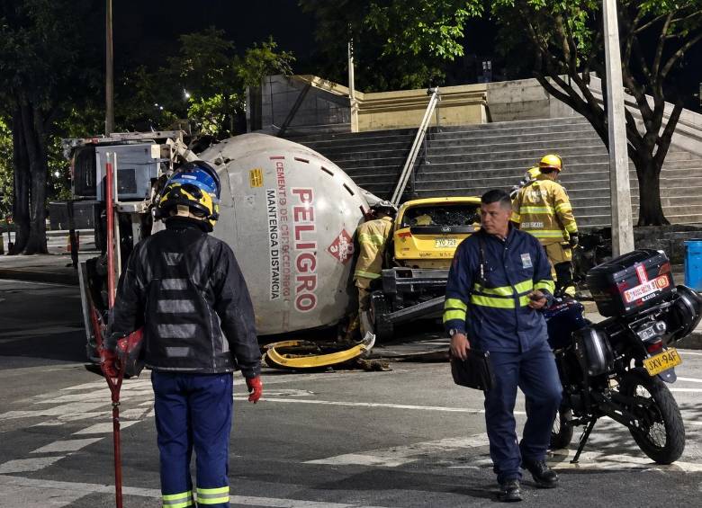 Bomberos de Bello llegó cerca de la medianoche a atender la emergencia y aún se encuentran en labores de limpieza. Foto: cortesía.
