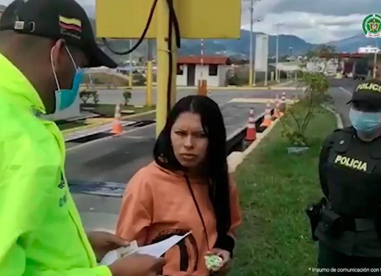 Leidy Bolaños (“Tania”) lleva cinco años en las disidencias de las Farc, según la Policía. Recibió cursos de enfermería de combate y manejo de armas. En la foto se ve su cara de asombro cuando le notificaron la orden de captura. FOTOS: CORTESÍA.