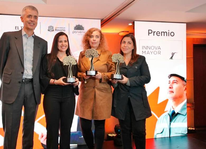 De izquierda a derecha: Miguel Largacha Martínez, presidente de Porvenir; Manuela Ospina, de OXXO; Isabel Cristina Lopera del Grupo Gelsa, y Laura González de Comfama.