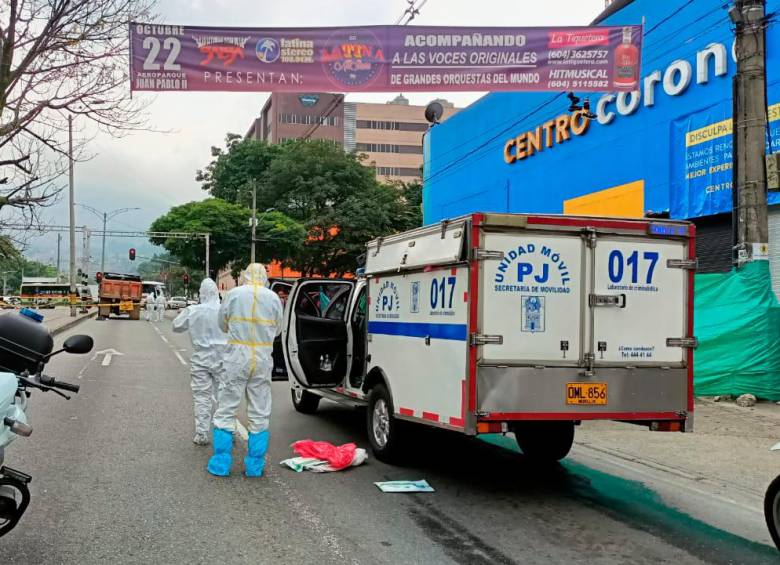 Los agentes de la Policía Judicial de la Secretaría de Movilidad de Medellín realizan la inspección al cuerpo sin vida del fallecido. FOTO: CORTESÍA