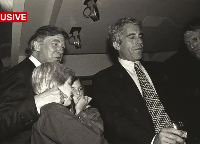 En esta foto se ve a Donald Trump y sus hijos, Eric e Ivanka Trump, con Jeffrey Epstein en la inauguración del Harley Davidson Cafe en Nueva York en 1993. FOTO: CNN