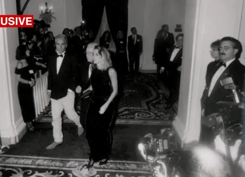 En la imagen podemos observar a Jeffrey Epstein en la boda de Donald Trump y Marla Maples en el Hotel Plaza de Nueva York en diciembre de 1993. FOTO: CNN