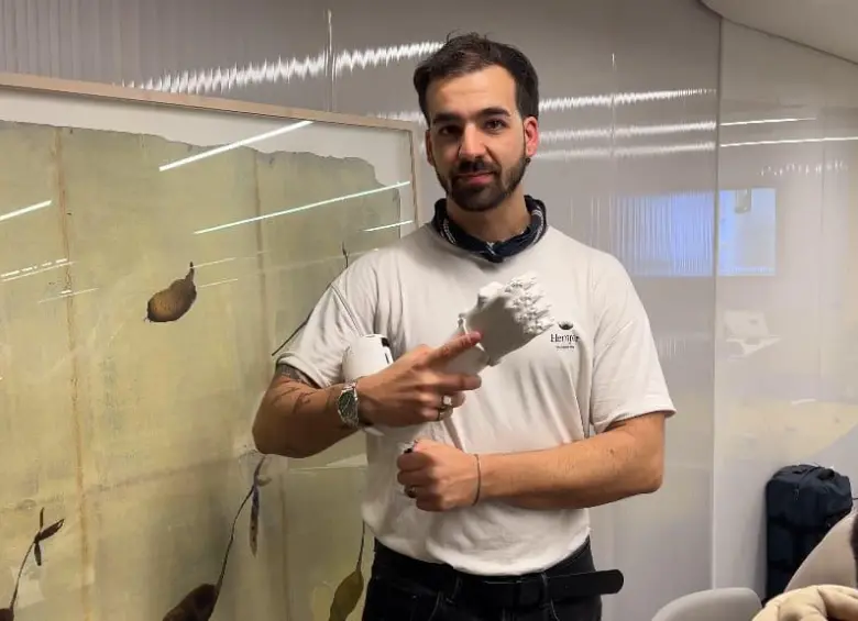 Guillermo Gauna-Vivas, entrega las primeras prótesis a niños y niñas de Gaza. Foto: ONG