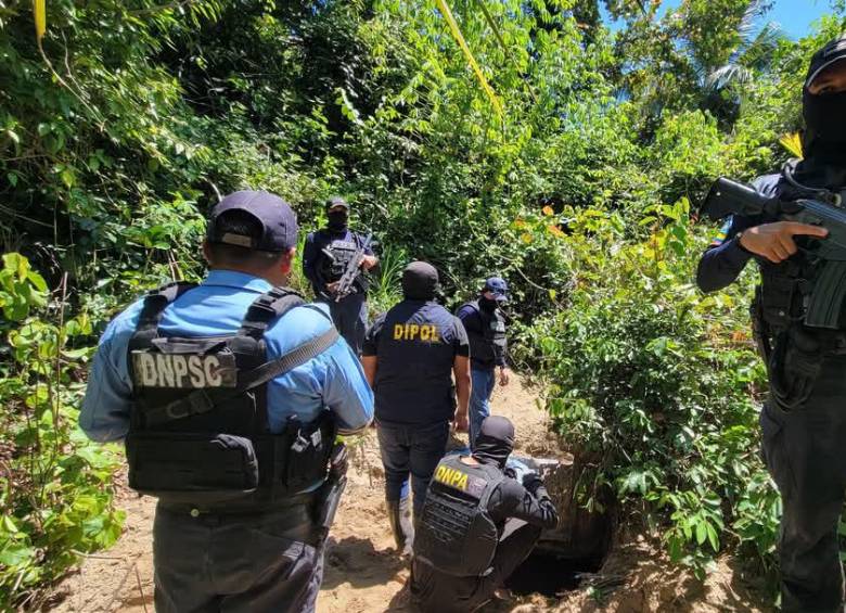 Este era el cargamento que estaba en una playa de Honduras. FOTO: Dirección Nacional Policial Antidrogas de Honduras