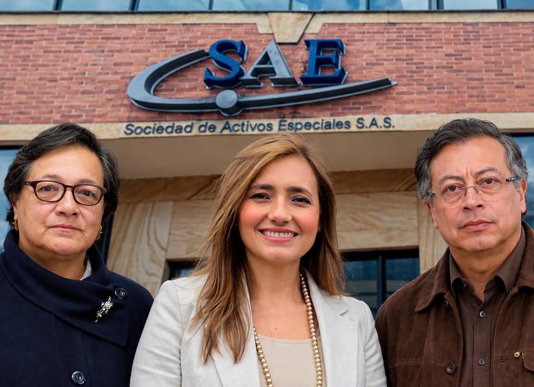 El presidente Gustavo Petro, la expresidenta de la SAE Amelia Pérez Parra y la abogada Mery Janneth Gutiérrez. Según documentos obtenidos por este diario, el exdirector de la UNP, Augusto Rodríguez (pareja de Gutiérrez), recomendó a Petro el nombramiento de Pérez al frente de la SAE. FOTO PRESIDENCIA Y CORTESÍA