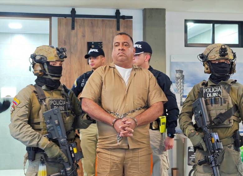 El Gobierno de De la Espriella hizo efectiva la extradición de Geovany Andrés Rojas, conocido como alias “Araña”, máximo cabecilla de la estructura criminal Comandos de la Frontera. Foto: Dijín de la Policía