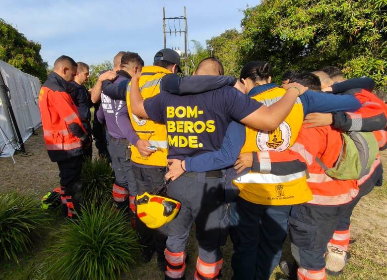 Bomberos de Medellín llegaron a Pereira para apoyar en labores labores de búsqueda y rescate de víctimas. Foto: @FicoGutierrez