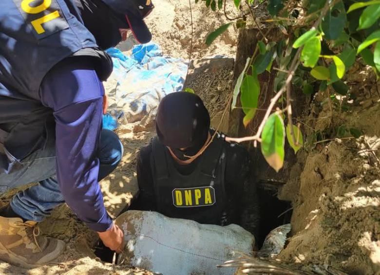 Este era el cargamento que estaba en una playa de Honduras. FOTO: Dirección Nacional Policial Antidrogas de Honduras