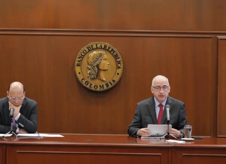 El caso cobra especial relevancia en medio de recientes tensiones entre el Gobierno Petro y el Banco de la República. En la foto, el ministro de Hacienda Germán Ávila; y el gerente del Emisor, Leonardo Villar. FOTO: Cortesía Banco de la República