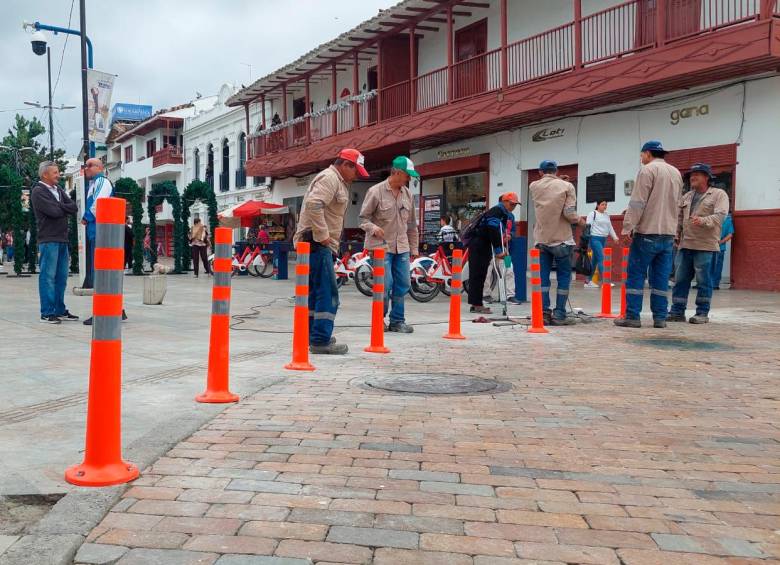 Funcionarios de la alcaldía de Rionegro instalan el mobiliario que delimita las nuevas vías peatonales del municipio. FOTO: Cortesía.