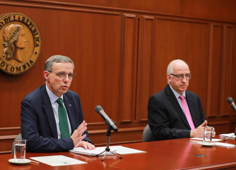 Ministro de Hacienda, Miguel Gómez; y el gerente del Banco de la República, Leonardo Villar. Foto: Banrep