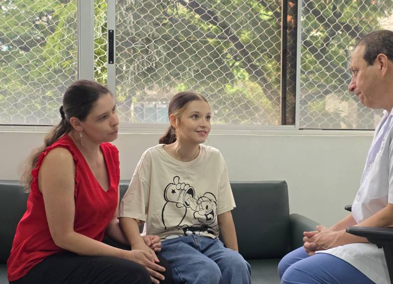 María Isabel Taborda Bernal y su madre, Astrid Bernal, junto al doctor Jaime Alberto Ramírez, cirujano de trasplantes del Hospital Infantil San Vicente Fundación, quien lideró el equipo de más de 30 especialistas que realizó el primer autotrasplante hepático pediátrico de Colombia. FOTO: Cortesía.