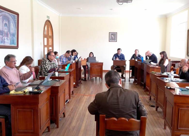 Andrey Avendaño (derecha y de pie) es uno de los delegados de las disidencias en esta mesa de paz. FOTO CORTESÍA 