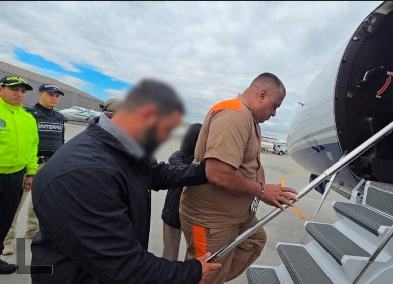 Geovany Andrés Rojas (“Araña”) abordó el avión de la DEA el 25 de septiembre de 2026. FOTO: CORTESÍA DE LA POLICÍA.